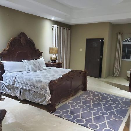 The Palms- Caribbean Estates -10 Minutes From The Beach- Gated Community Portmore Kültér fotó