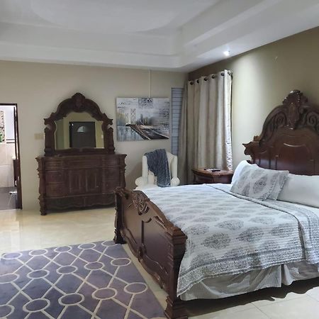 The Palms- Caribbean Estates -10 Minutes From The Beach- Gated Community Portmore Kültér fotó
