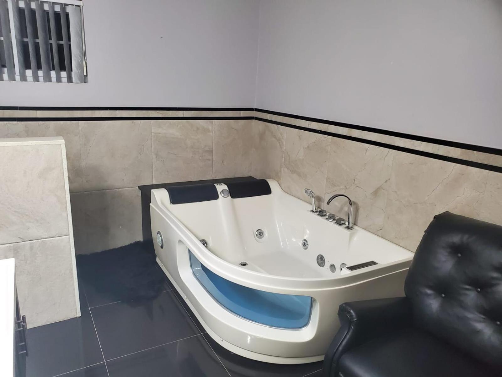 The Palms- Caribbean Estates -10 Minutes From The Beach- Gated Community Portmore Kültér fotó