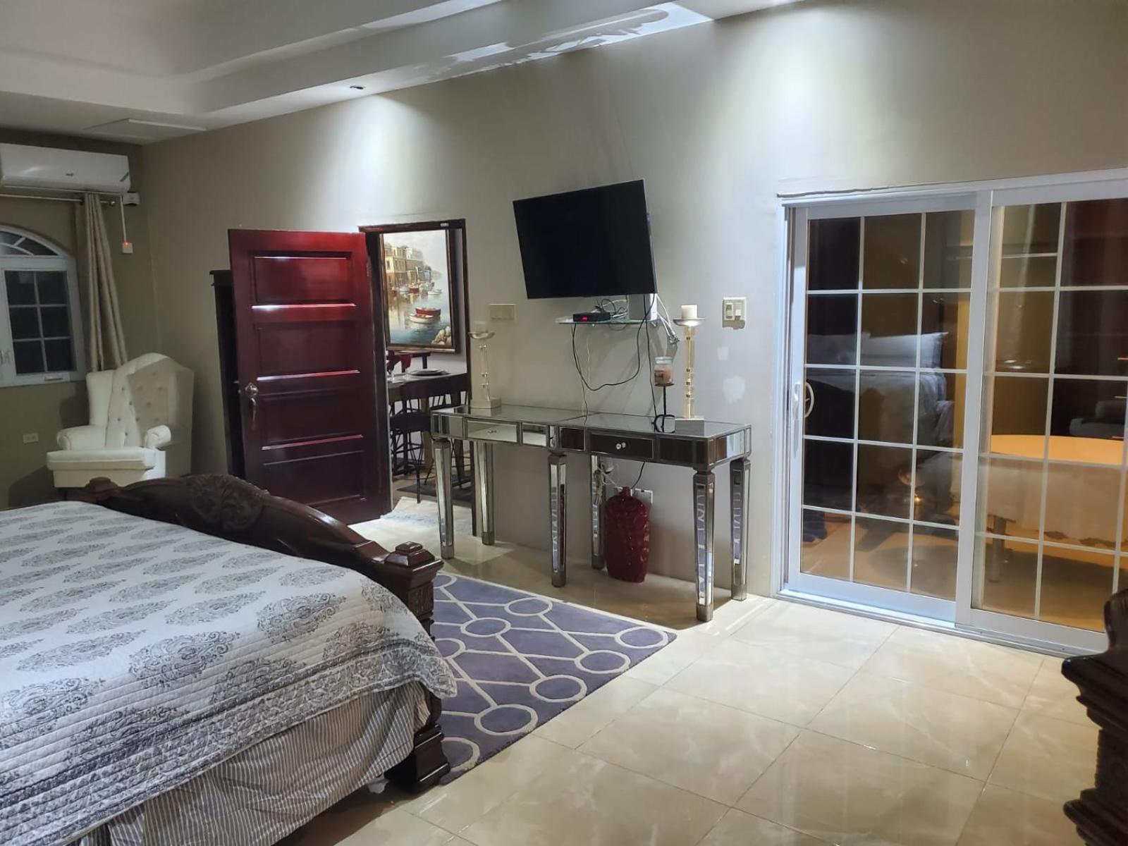 The Palms- Caribbean Estates -10 Minutes From The Beach- Gated Community Portmore Kültér fotó